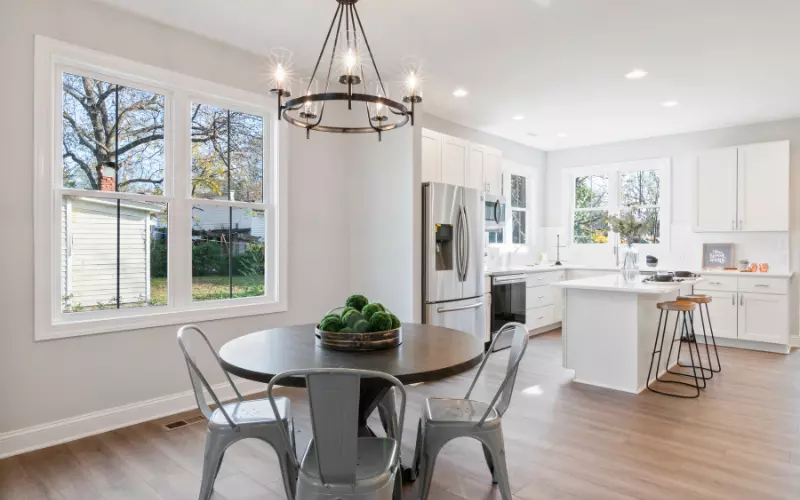 Conoce estos factores para iluminar un comedor oscuro