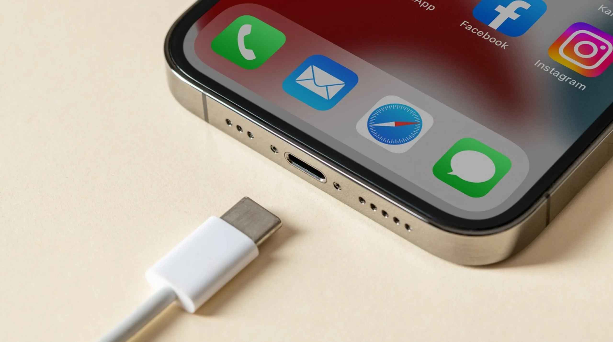 Advertencia en tiendas Apple de China: ¡Cuidado con los cables Android para tu iPhone 15!