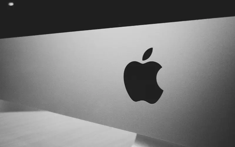 El titanio, el culpable de que el iPhone 15 Pro y iPhone 15 Pro Max se calienten como una plancha Logo de empresa Apple