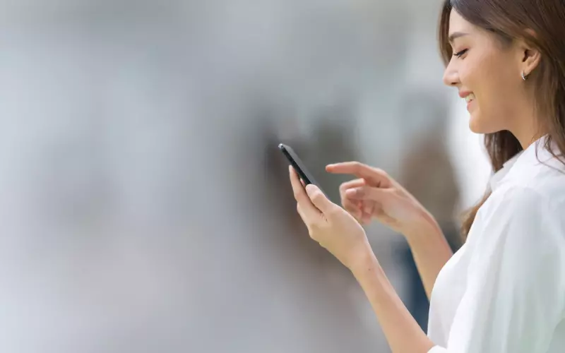 Mujer usando un Xiaomi 13.