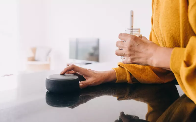 Mujer viviendo dentro de un smart home.