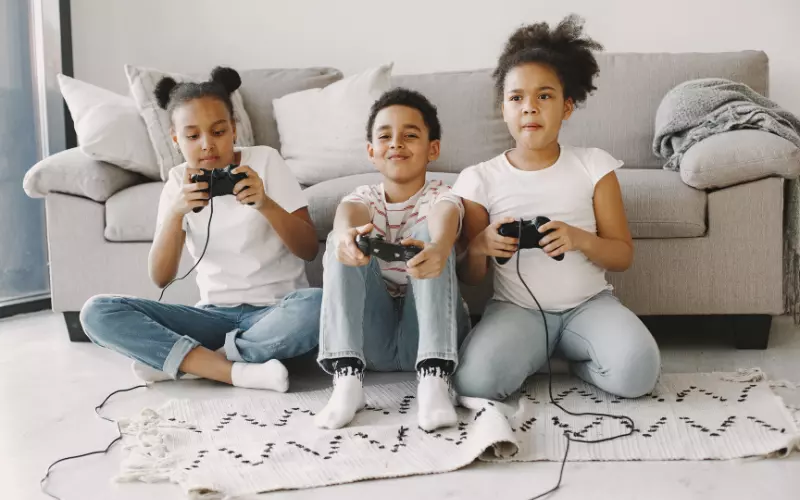 Niños jugando videojuegos. 