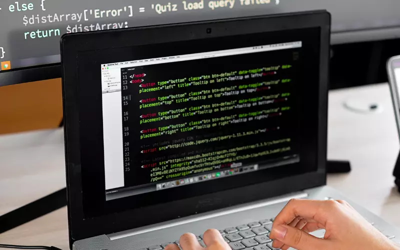 Estudiante practicando programación