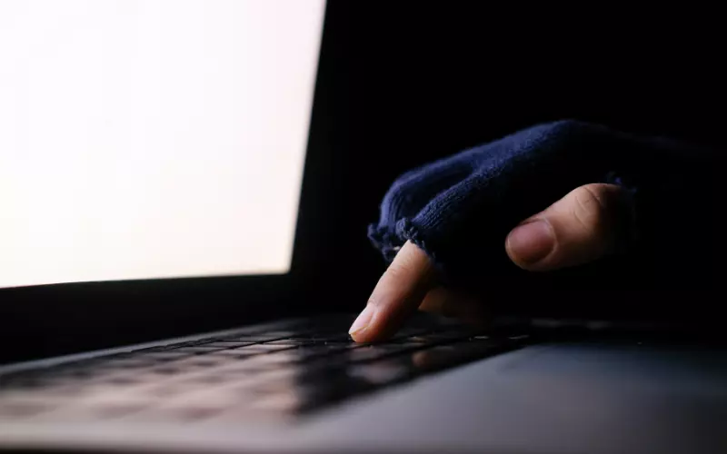 Conoce los 5 Asedios Cibernéticos más Comunes a tu Dinero y Cómo Repelerlos Hombre haciendo un ataque cibernético