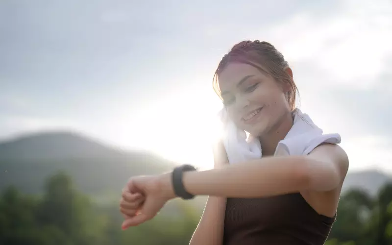 Mujer con reloj inteligente