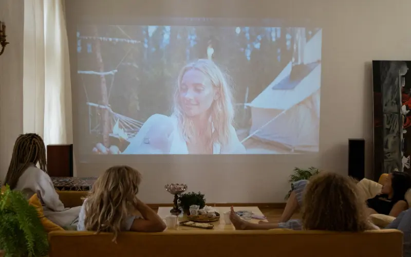 Personas viendo películas en casa