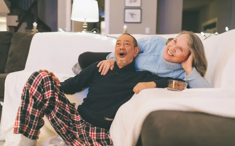 Pareja viendo una película en casa