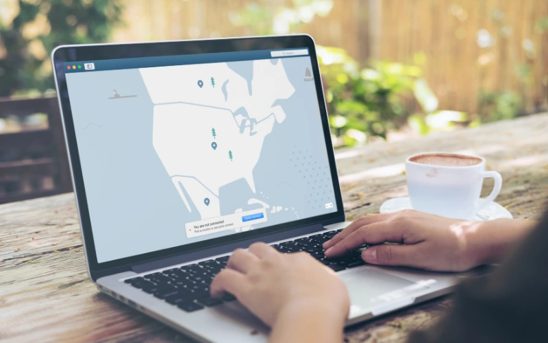 persona trabajando con una vpn
