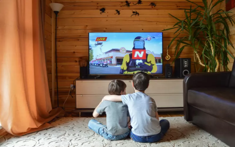 Niños viendo televisión