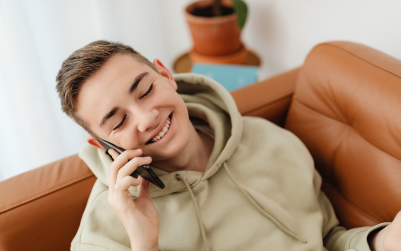 ¡Innovación al alcance de todos: Descubre el Samsung Galaxy A34 en su precio más accesible! Persona hablando por teléfono