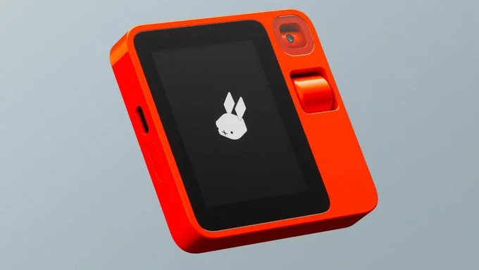 Rabbit R1, el novedoso dispositivo presentado en el CES 2024 que podría reemplazar a los smartphones en el futuro