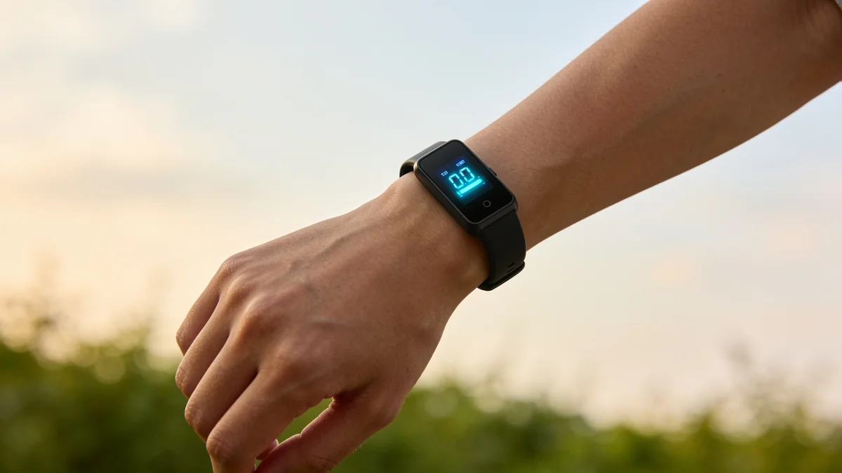 Casio F-B100W: el clásico digital de los 80 estrena Bluetooth y contador de pasos Persona llevando en la muñeca un reloj digital minimalista con Bluetooth activo, similar al Casio F-B100W