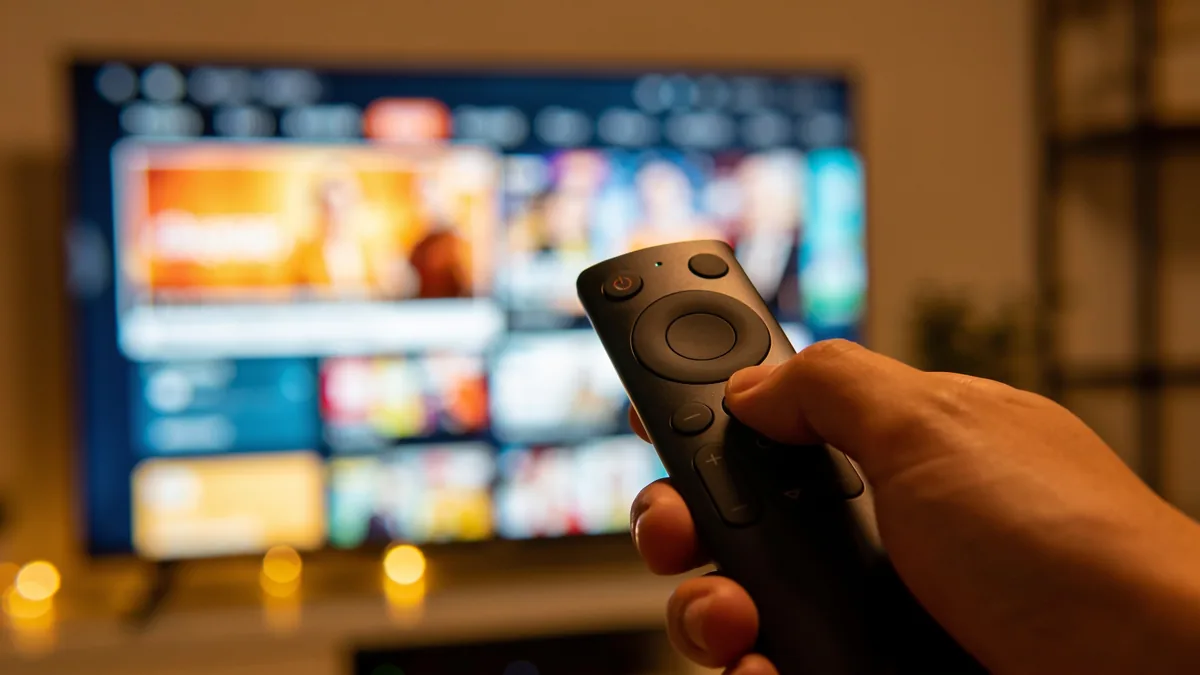 Mando con Alexa del Fire TV Stick 4K Plus apuntando a la pantalla