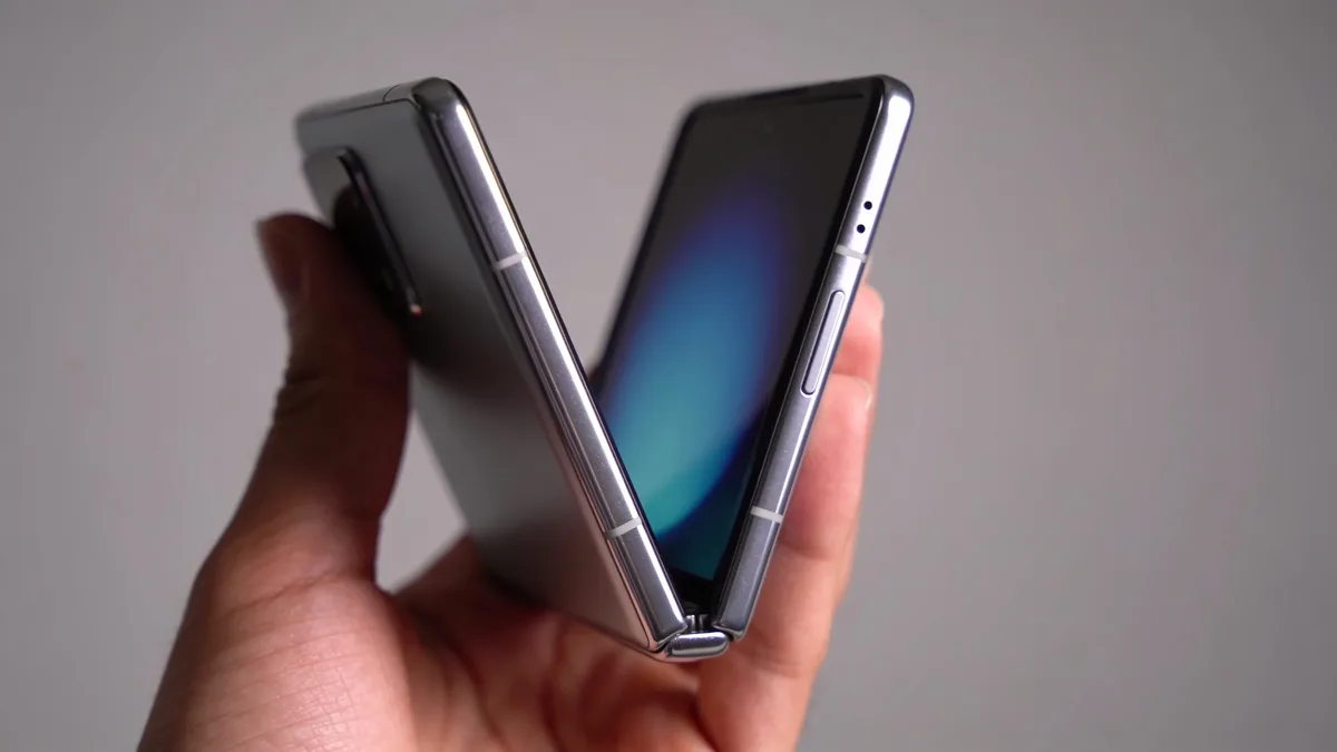 Concepto de iPhone plegable de Apple abierto como un libro con pantalla interior