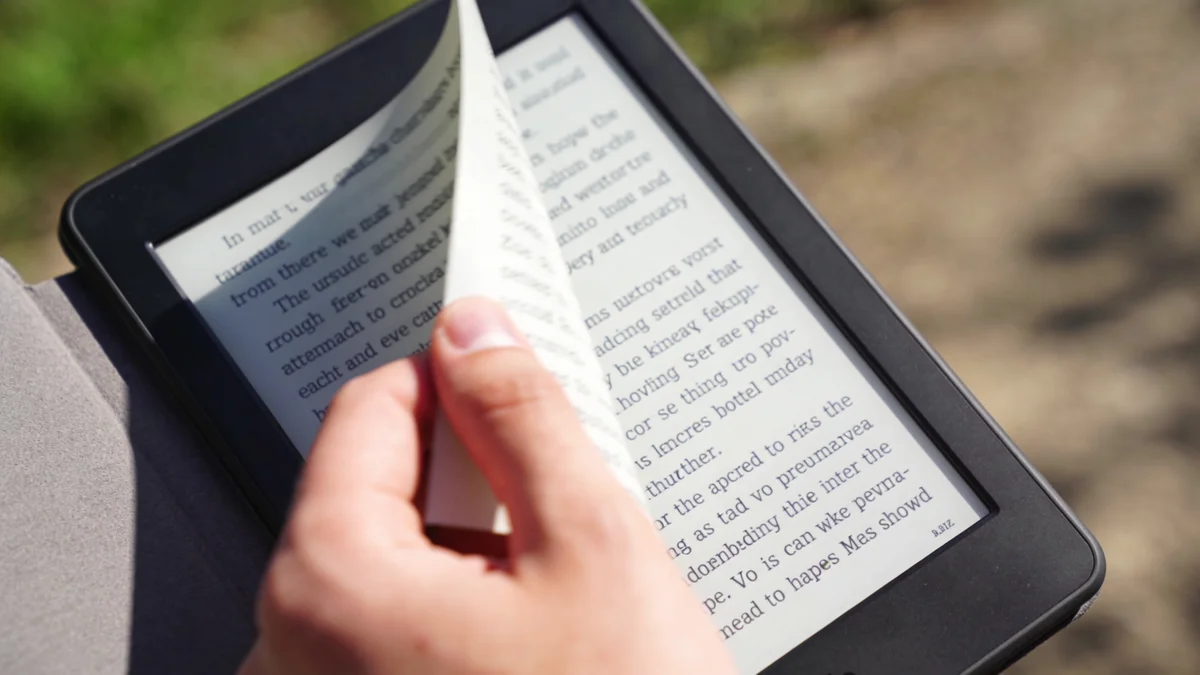 Kindle Paperwhite con pantalla sin reflejos leído bajo la luz del sol