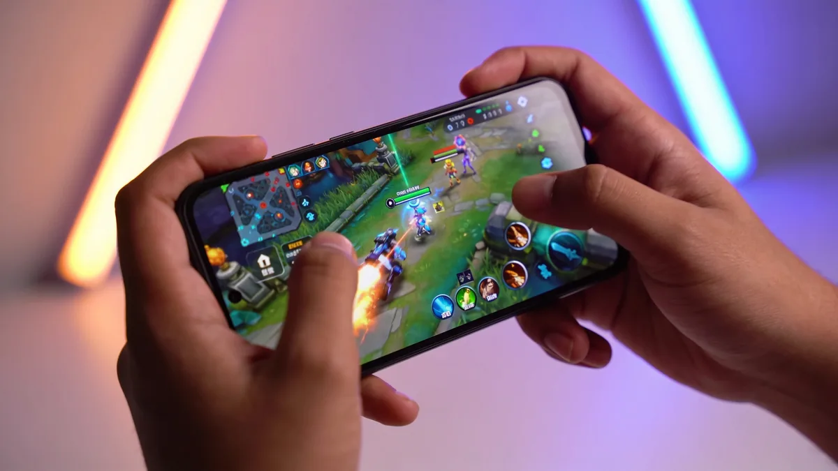 Móvil con Dimensity de gama media jugando a un videojuego con gráficos exigentes