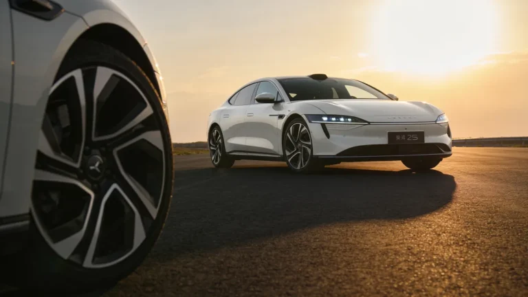 Sedan electrico moderno de gama alta, similar al Tesla Model 3 Highland 2026